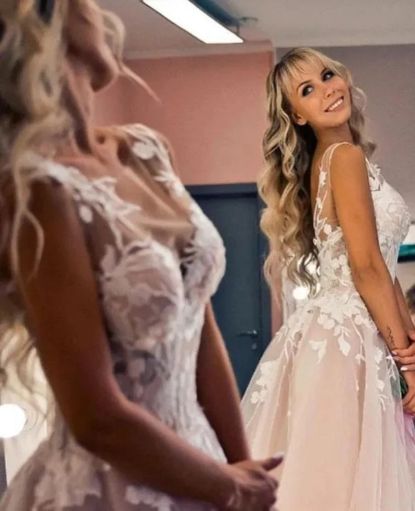 A-line  Ivory Tulle Lace Appliqued Wedding Dress